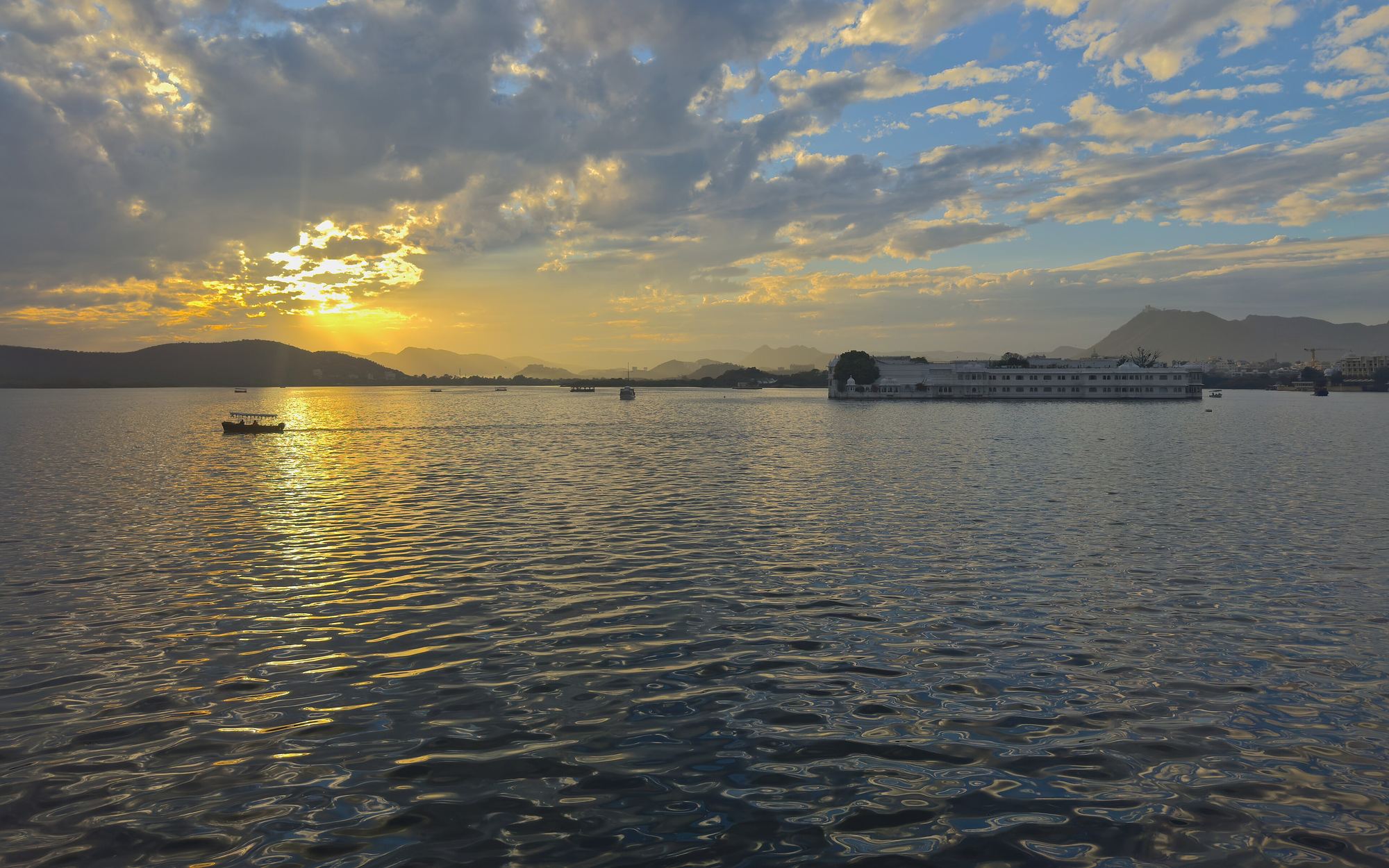Sunset over Lake Pichola with the Lake Palace in Udaipur, Rajasthan